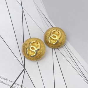  pendientes de la Sra. Chanel