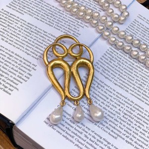 El broche de la Sra. chanel, el broche de perlas del espectáculo Chanel