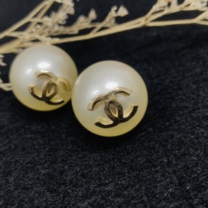 Clavos de perlas de Chanel