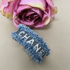 Pulsera de tweed de Chanel