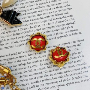 Joyas para el oído de la Sra. Chanel Chanel coral rojo doble clip para el oído C