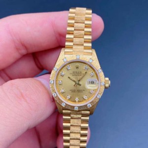 El reloj mecánico de la Sra. Rolex es de oro completo. el diario Rolex 69.288 está forrado con diamantes originales.