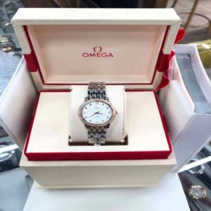 El reloj de cuarzo de la Sra. Omega está hecho de acero fino del anillo exterior de perforación original y oro rojo de 18k.