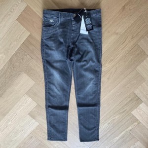 Aprio Armani Jeans para hombres con lavado gris jeans