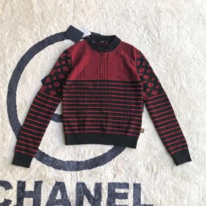 La blusa de Louis Vuitton choca de rojo a negro