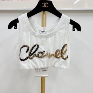  la blusa de la Sra. Chanel es blanca y China (chn)  s