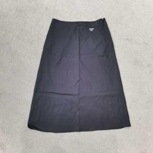 Sra. Prada half skirt triángulo logotipo half skirt negro talla 42