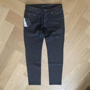 George Armani Jeans para hombres Armani línea principal jeans lavados en negro