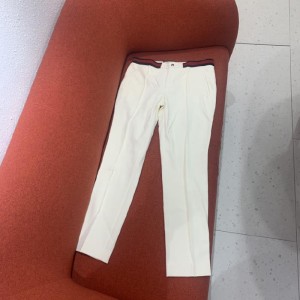 Pantalones casuales de la Sra. Gucci pantalones casuales blancos cremosos de la Sra. Gucci