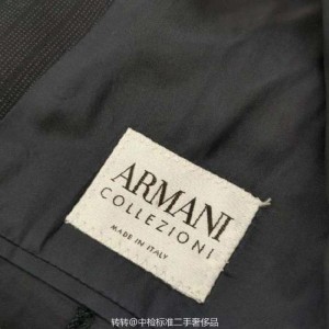 Rayas verticales negras en el traje masculino de aprio Armani