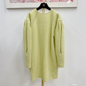  la blusa de la Sra. Chanel es verde en Francia [fr]  38