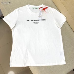 男性のTシャツの振子跡