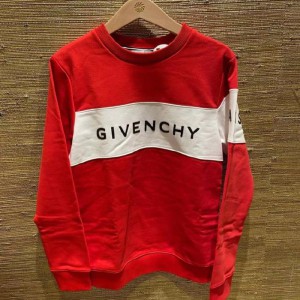 El modelo infantil de la ropa protectora de la Sra. Givenchy