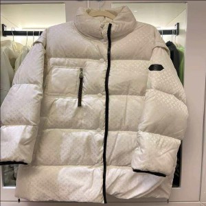 La chaqueta de plumón de la Sra. Louis Vuitton Louis Vuitton