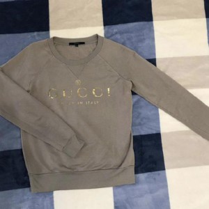 El suéter de la Sra. gucci, la blusa Gucci