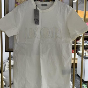 El precio original de la camiseta Dior es de 11.500 hombres y mujeres, y las mujeres pueden usarla hasta 130.