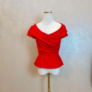  la blusa de la Sra. Dior es roja y Francia [fr]  36