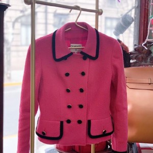 Chaqueta de la Sra. Chanel Chanel Mei rosa terciopelo borde negro chaqueta de estilo perfumado