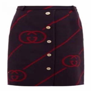 La falda de la Sra. Gucci es retro en 40 yardas.