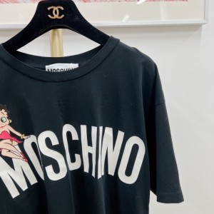 Camiseta feminina Moschino. Preta. Feita na China (CHN). Tamanho XXS.