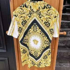 Camiseta masculina Versace. Camiseta da linha principal Versace, estilo barroco, manga curta, com a Medusa.