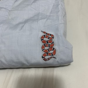 Camisa Gucci azul cielo deletrea camisa de cuello blanco